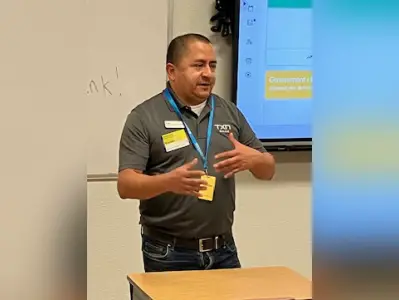 Knippa students hear from TXN Bank VP about banking careers